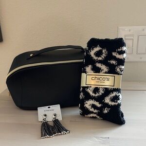 Deal alert:🔔Chico’s s/3 accessories bundle-earrings, cozy socks,& cosmetic case